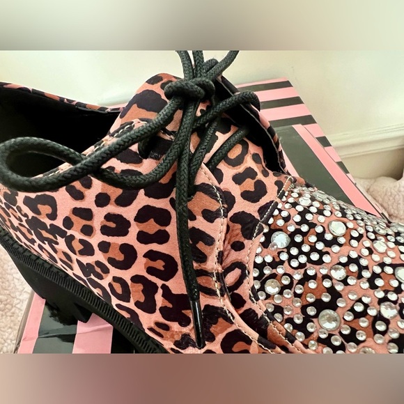 NIB Dolls Kill Lady GoDiva Pounce Away Oxfords Satin Leopard & Crystal Accents - Picture 4 of 14